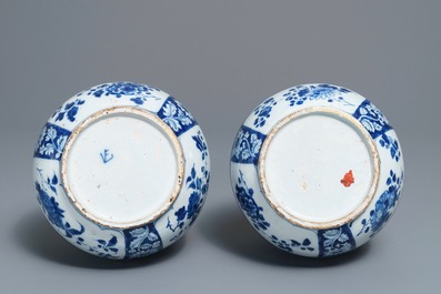 Een paar blauwwitte Delftse kalebasvazen met chinoiserie decor, 18e eeuw